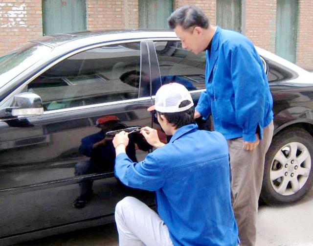 乌审旗汽车钥匙丢在车里面怎么办?